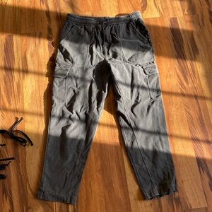 Athleta comfy cargo crops